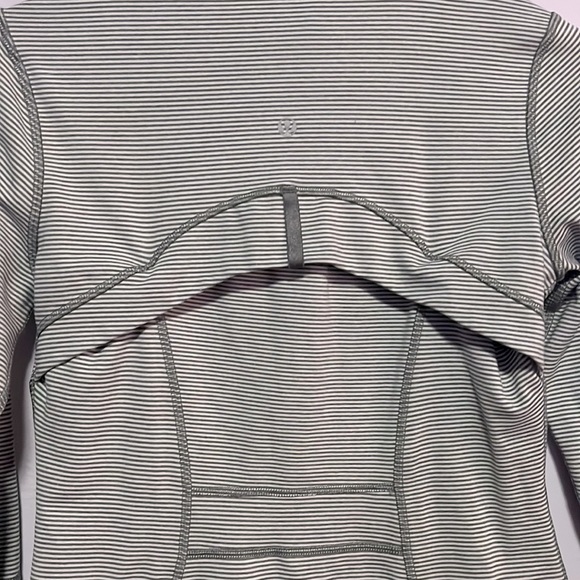 In good condition Lululemon sweater color white with grey size 6 - Picture 2 of 3